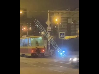 🤨Зацеперы вышли на новый уровень   Теперь они ещё и кикшеринговые самокаты с собой берут. Логика? А её нет. Инцидент... (видео)