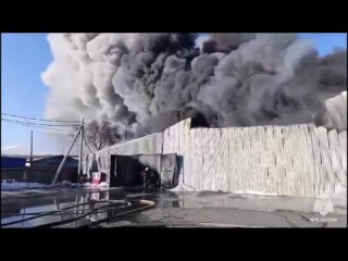 Площадь пожара увеличилась до 1 800 квадратов, — МЧС   Горят поддоны, частично обрушилась кровля. (видео)