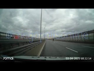 На КАД сбили неадекватного пешехода  Сегодня утром на севере КАД автолюбителям пришлось уворачиваться от сверхразума,... (видео)