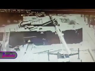 На череповецком меткомбинате кран снес автовышку с рабочим, а сверху на него рухнула металлическая люлька с напарником... (видео)