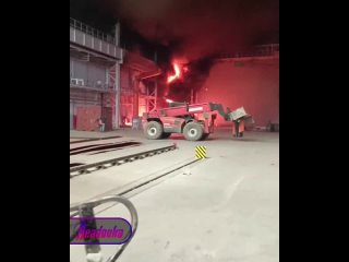 Кадры из эпицентра пожара на Онежском судостроительном заводе    Огромный очаг красно-рыжего пламени... (видео)