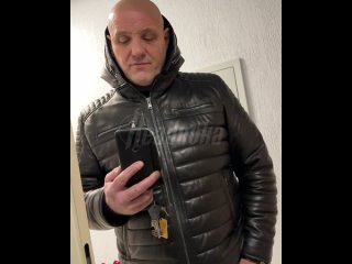 В Рязани неадекватный владелец квартиры сдал девушке апартаменты и вломился к ней ночью — по словам местных, он массово... (видео)