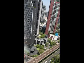 ⚡️🇹🇭В Бангкоке произошло сильное землетрясение    Из-за толчков вода выплескивалась наружу из бассейнов в высотках.... (видео)