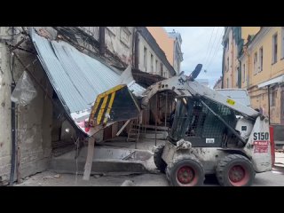 🚜 В Апраксином дворе прошел очередной рейд против нелегальной торговли  Туда наведались правоохранители и сотрудники... (видео)