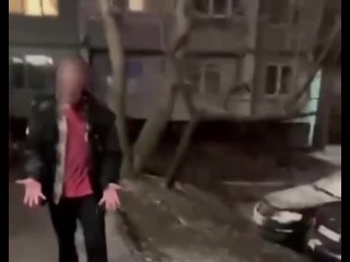 В Москве на Алтуфьевском шоссе прохожие едва не пострадали от мужчины, который  домогался до пожилой женщины.   Люди... (видео)