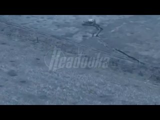 🇷🇺✊ Русский танк выдержал 27 ударов FPV—дронов и град снарядов  Танкист с позывным «Свинорез» выполнял боевую задачу,... (видео)