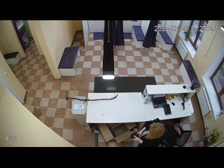 В Южном Бутово Москвы подростки пугают работников пунктов выдачи заказов.   Неадекватные подростки врываются в ПВЗ и... (видео)