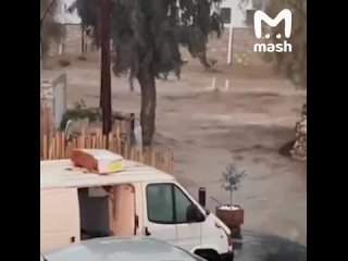 Туристы в Греции сейчас жалеют об одном — что не взяли с собой лодку. На островах Парос, Сирос и Миконос — реки по... (видео)