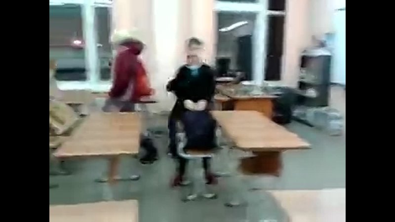 Дибил прыгает по партам в школе когда учителя нет в классе
