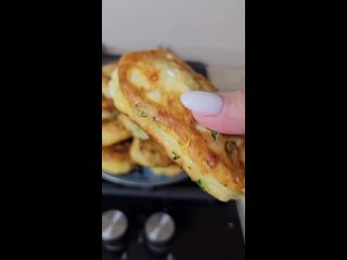Ленивые пирожки😊  Ингредиенты: - кефир - 400 мл - соль - 1/2 ч.л - сахар - 1 ч.л - яйцо - 1 шт - мука - 350 гр - сода... (видео)