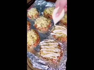 Вкуснейщие гнезда на ужин🥰  Ингредиенты: - хлеб - 2 кусочка - молоко - 20 мл - фарш - 700 гр - лук - 1 шт - петрушка -... (видео)