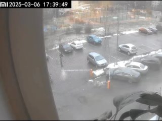 Двое малолеток решили знатно отметить старт сезона аренды самокатов и разворотили шлагбаум, установленный во дворе дома... (видео)