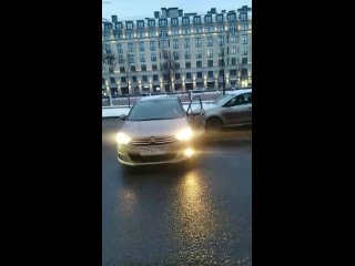 Интересно, где обучают развороту из правой полосы? - Светлана Смирнова