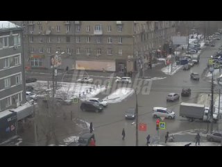 В Новосибирске лихач чудом не снес мать с коляской на тротуаре и влетел в магазин    В Новосибирске на Красном... (видео)