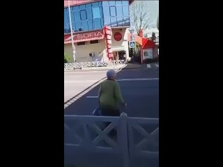 👵 На развязке улиц Донской и Гагарина пенсионерка решила перейти оживлённую трассу в неположенном месте    Пожилую... (видео)