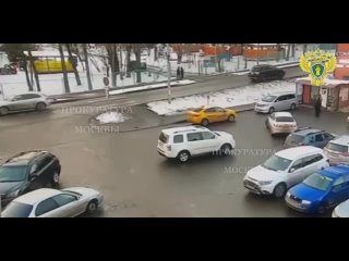 На улице Центральной в Новой Москве женщина за рулем автомобиля сбила 12-летнюю девочку на пешеходном переходе.   В... (видео)