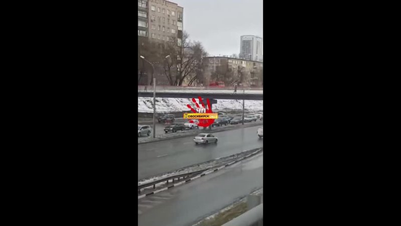 Обвалился подъем на Ипподромской  Так работает мэрия и дорожные службы в нашем городе ,строят дороги по ГОСТУ, а они... (видео)