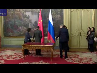 Сергей Лавров и Ван И подписывают совместные документы.    Видео: ТАСС/Ruptly (видео)