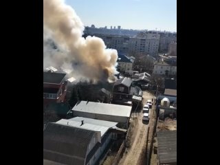 Гаражи загорелись на Бору.  Дым с улицы Луначарского виден издалека. Предварительно, огонь охватил 70 квадратов. Никто... (видео)