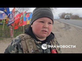 Мальчик Сережа из прифронтового села Курской области уже восемь месяцев встречает военных, которые проезжают мимо его... (видео)