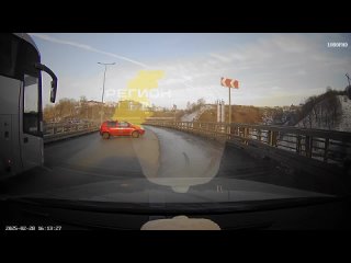 «Сегодня на метромосту девушка на красном «Гетце» при перестроении зацепила подтаевшую наледь, после чего автомобиль... (видео)
