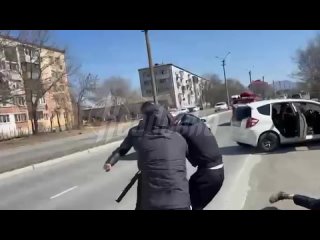 Приморцы подумали, что они в крутом боевике и «решили» дорожный конфликт эпичной дракой    В Приморье дорожный конфликт... (видео)