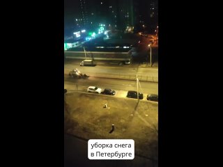 Когда снег испарился, петербургские коммунальщики вышли его убирать. Жители Невского района запечатлели трактор,... (видео)