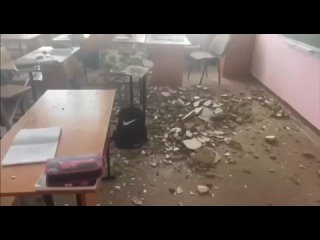 😱 Штукатурка рухнула с потолка во время урока в российской школе    Инцидент произошел в городе Юрга Кемеровской... (видео)