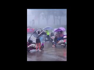 Местные жители и туристы в Китае пережили настоящий апокалипсис. Там разбушевался мощнейший ураган, самый сильный за... (видео)