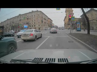 Автор чтоль только вчера приехал в наш замечательный город? На этом перекрестке так каждый цикл на протяжении многих... - Бродил Мимоходом