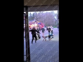 В Киеве зумеры толпой избили ТЦКшника. Осторожно, 18+  Чаще всего по сети расходятся видео, где толпа украинских... (видео)