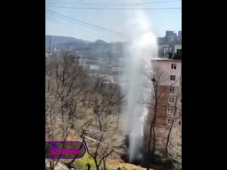 Владивосток топит кипятком из-за прорыва трубы — в многоэтажку бьет 9-этажный фонтан    Труба с горячей водой во... (видео)