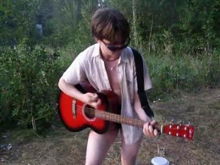 Исполнитель-Виталик.Песню не помню-он сам скажет=)