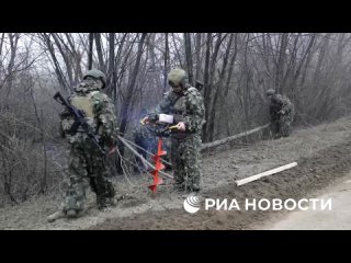 Российские военные из инженерной бригады на дорогах под Артемовском создают коридоры безопасности, которые закрывают... (видео)