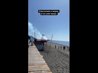 Танцуй так, как будто на тебя никто не смотрит. 😂  Самые увлекательные аттракционы курорта уже ждут твоего приезда,... (видео)