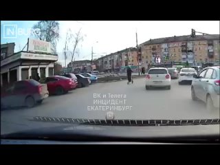 На проспекте Космонавтов самокатчик врезался в машину и скрылся  "Ехал с Совхозной, поворачивал налево в сторону метро... (видео)