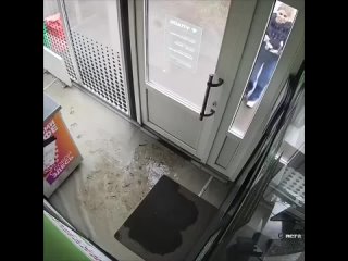 В Дмитрове на автозаправочной станции у вокзала произошла драка между водителем маршрутного такси и женщиной-водителем.... (видео)