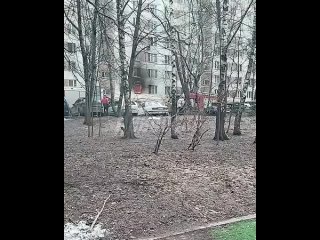 В многоэтажке в Теплом Стане мужчина поджег свою квартиру — заблокированные жители с верхних этажей просят о помощи   ... (видео)