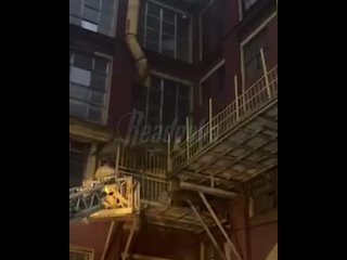 Из пожара на востоке Москвы спасли больше 40 человек, среди них есть дети  Пожарные спасли более 40 человек из горящего... (видео)