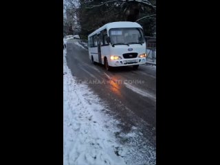 Гололед парализовал Завокзальный район Сочи    26 февраля из-за гололеда на дорогах маршрутные автобусы не могут... (видео)