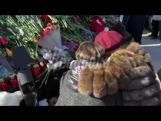 В годовщину кровавого теракта в «Крокусе» на месте трагедии открыли мемориал жертвам — пострадавшие и родные погибших... (видео)