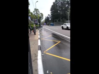 Фекалии стекают по Курортному проспекту в Сочи уже второй день, коммунальщики не реагируют. (видео)