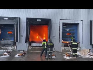 В Подмосковье на складе пластиковых изделий произошел пожар.   Склад загорелся в деревне Большое Буньково,... (видео)