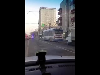 На перекрёстке Будённовского и Красноармейской легковой автомобиль столкнулся с автобусом.   По словам очевидцев,... (видео)
