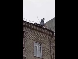 В Барнауле произошёл шокирующий случай: 90-летняя бабушка была вынуждена самостоятельно чистить крышу многоквартирного... (видео)