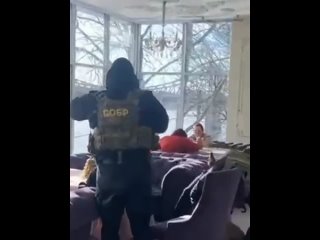 В Твери прошла смелая операция, в ходе которой прямо во время ужина в ресторане были задержаны предполагаемые лидеры... (видео)