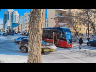 Сегодня утром на пересечении улиц Свердлова и Серебренниковской автомобиль Nissan Sunny не успел затормозить и врезался... (видео)