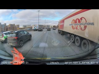 Бесстрашный водитель "Матиза" после аварии с самосвалом вышел из машины посреди КАД и пошел смотреть под капот.  13:05,... (видео)