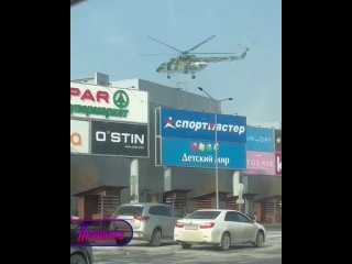 В Златоусте местные жители засняли высадку десанта из военного вертолета на крышу торгового центра    Как утверждают... (видео)
