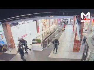 Мужчина устроил стрельбу в ТЦ "Красный Кит" в подмосковных Мытищах.   Со слов очевидцев, молодой человек, устроивший... (видео)